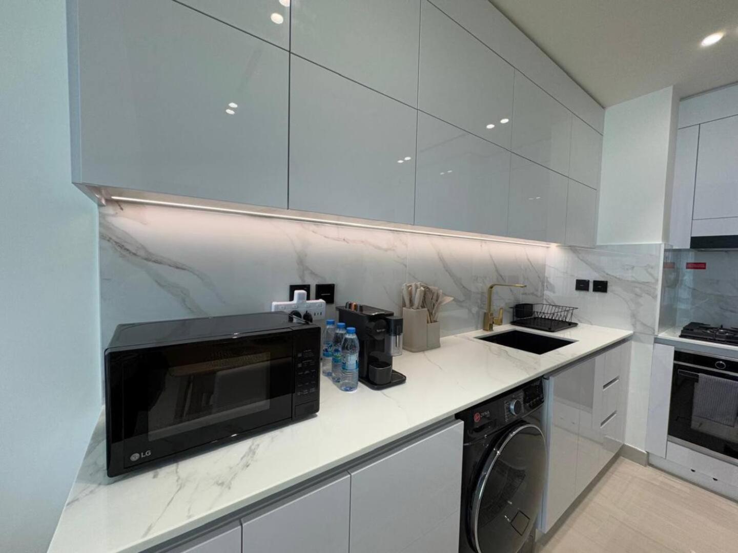 Apartment Spacious 1br In Jvc With Big Balcony *