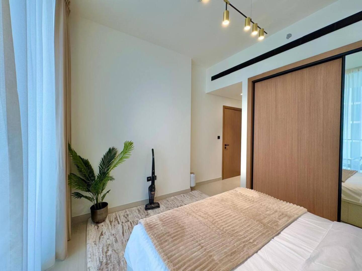 Spacious 1br In Jvc With Big Balcony * Dubai